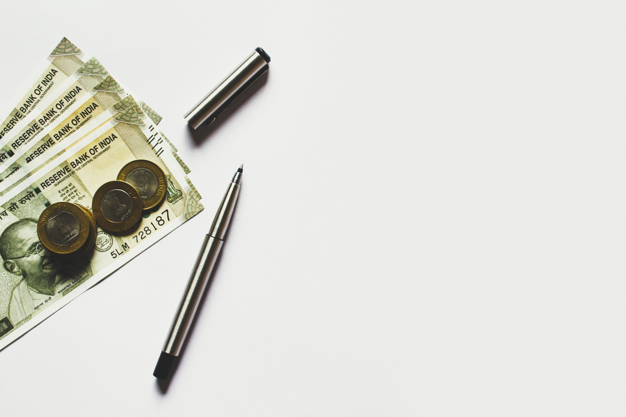 Pieniądze i długopis symbolizujące gwarancję Biznesmax